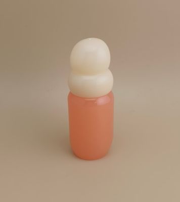 بطری شیشه‌ای صورتی با درپوش سفید برنجی برای عطر دخترانه