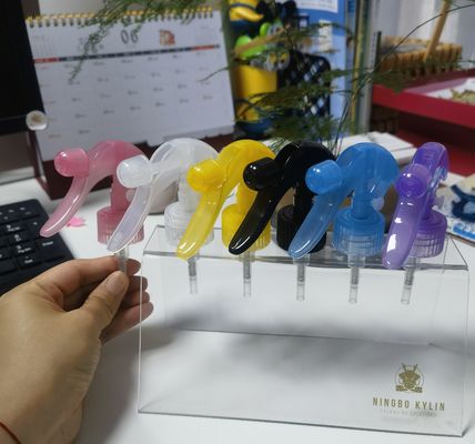 اسپریگر کوچک شفاف برای تمیز کردن خانه