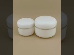 بطری کرم پلاستیکی سفید با لبه نقره ای برای لوسیون زنانه