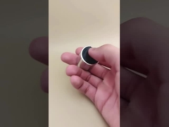 درپوش گرد و صاف آلومینیوم-پلاستیک نقره‌ای با دکمه مشکی برای بطری‌های مراقبت از پوست