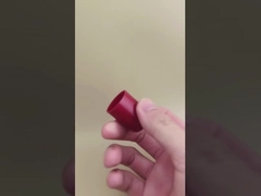 کلاه پلاستیکی قرمز برای بطری های مراقبت از پوست