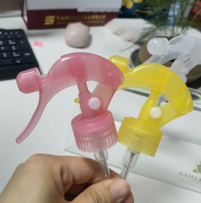 اسپریگر کوچک شفاف برای تمیز کردن خانه