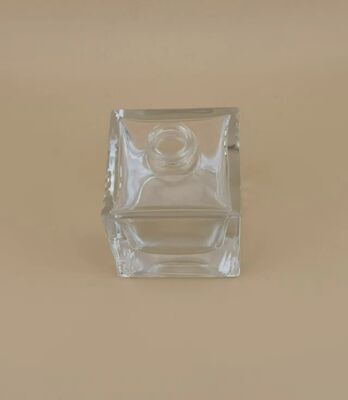 بطری شیشه ای شفاف و صاف با کف ضخیم مربعی برای عطر خودرو