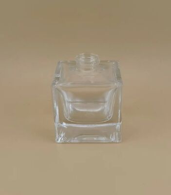 بطری شیشه ای شفاف و صاف با کف ضخیم مربعی برای عطر خودرو