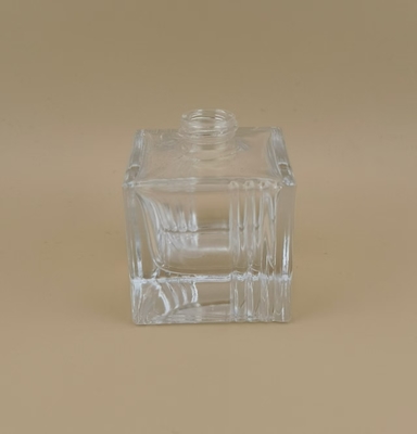 بطری شیشه ای شفاف و صاف با کف ضخیم مربعی برای عطر خودرو